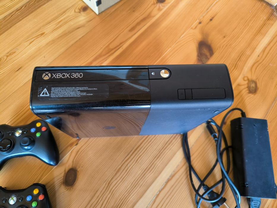 Xbox 360 500 GB  2 pady