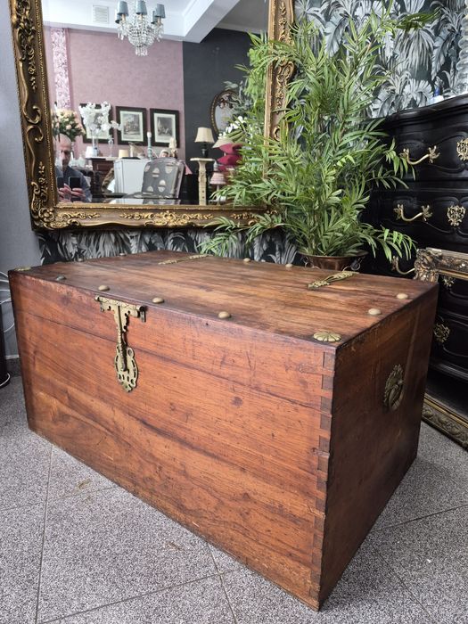 Baú Antigo em Teca Maciça - Pátina Autêntica e Presença Distinta.