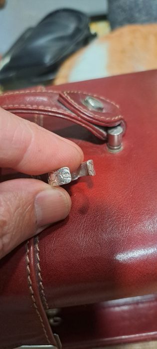 Aneis ajustáveis em prata contrastada.