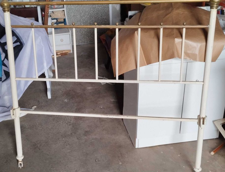 Cama de ferro antiga