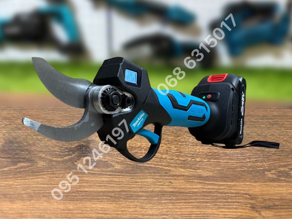 Аккумуляторный бесщеточный секатор Makita DMT50 48V 6Ah с экраном