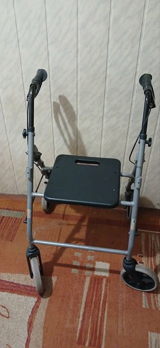Ходунки-ролатор Drive Medical на 4 колесах з сидінням (б/в)
