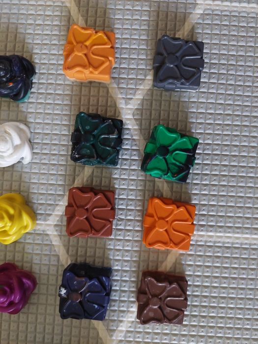 Zestaw 24 unikalnych kredek świecowych – Serca, Róże i Prezenty