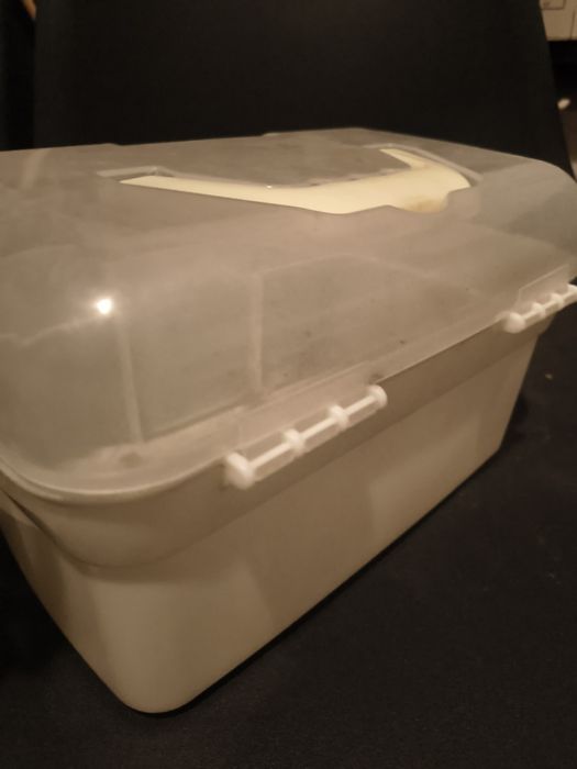 skrzynka na szczotki do pielęgnacji konia