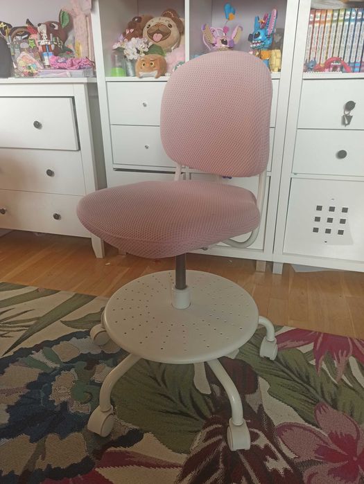 fotel do biurka dla dziewczynki Ikea.  Vimund różowy