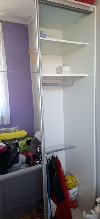 Biała szafa z lustrem