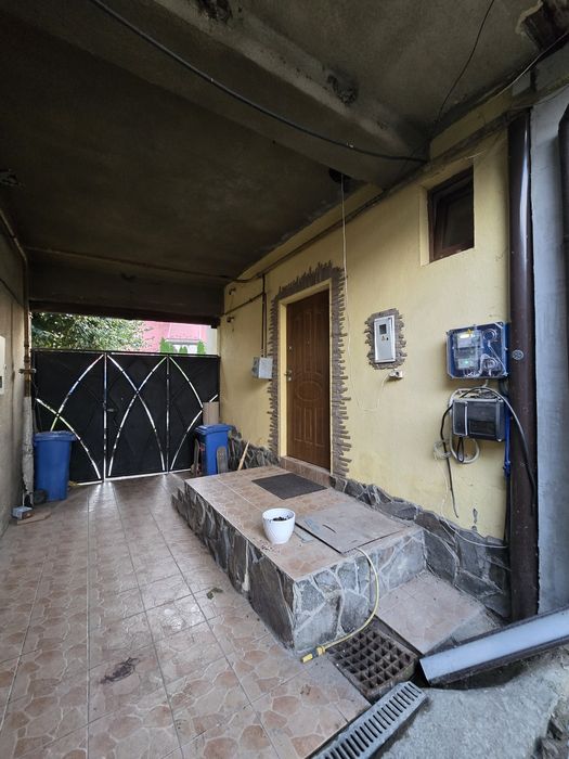 Продаж будинку-напівособняка розташований в спокійному районі міста