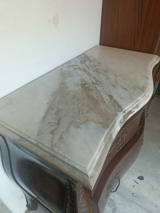 Cómoda antiga em madeira maciça com tampo em mármore – estilo clássico