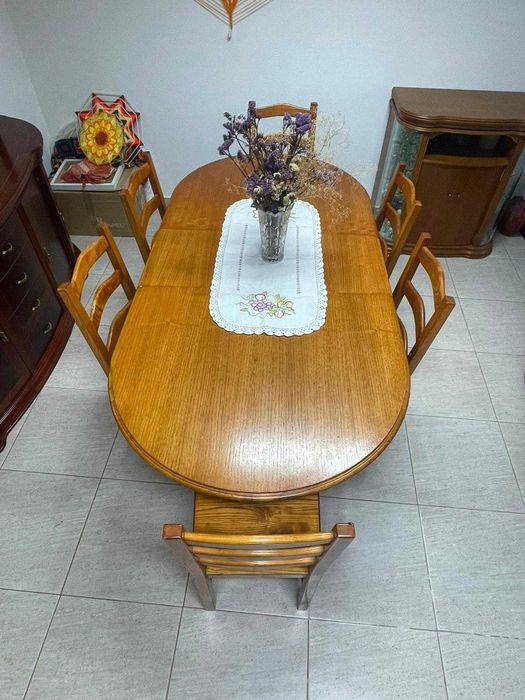 Conjunto de mesa de jantar oval, em carvalho com pé de galo, extensivel e cadeiras