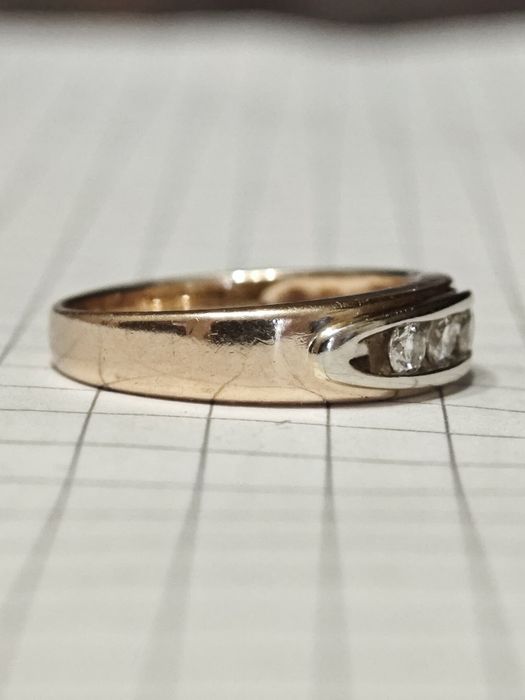 Золота каблучка, з діамантами 0.18ct, 585 проба.
