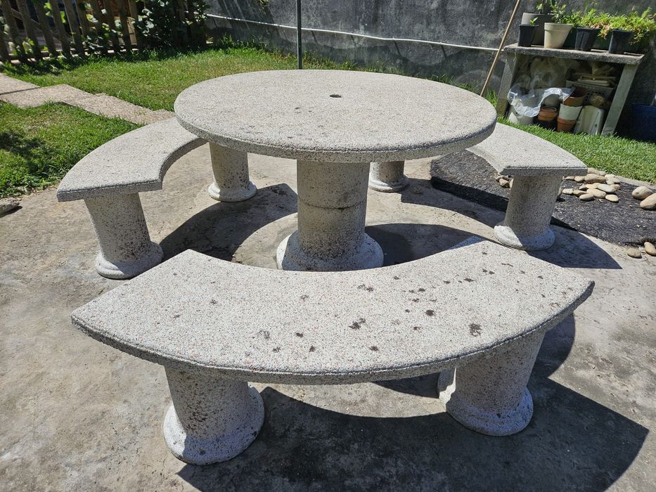 Mesa de Jardim Redonda em Pedra