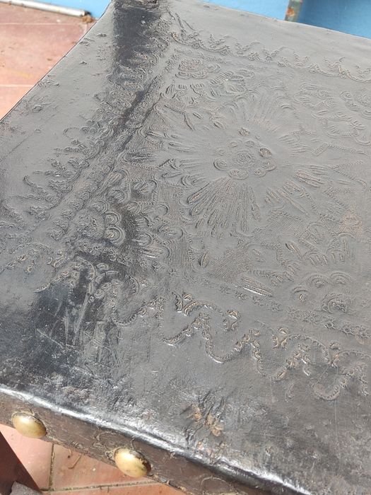 Cadeira antiga, em couro Sec.XVII