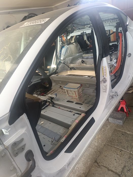 Ущільнювач дверей/дверного пройома Tesla model 3