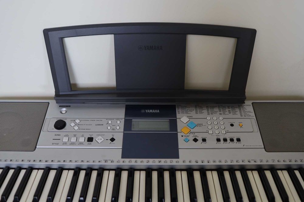 Teclado eletrónico Yamaha E323 | Teclado com suporte + Banco de piano