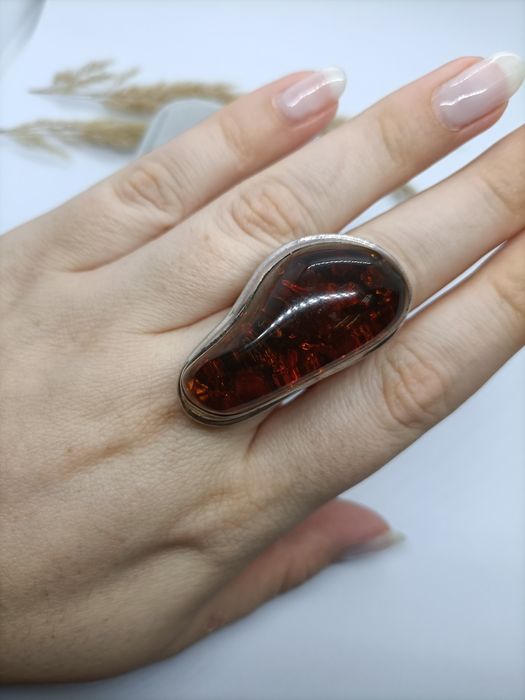 Wyjątkowy pierścionek ze srebra z bursztynem, srebro 925