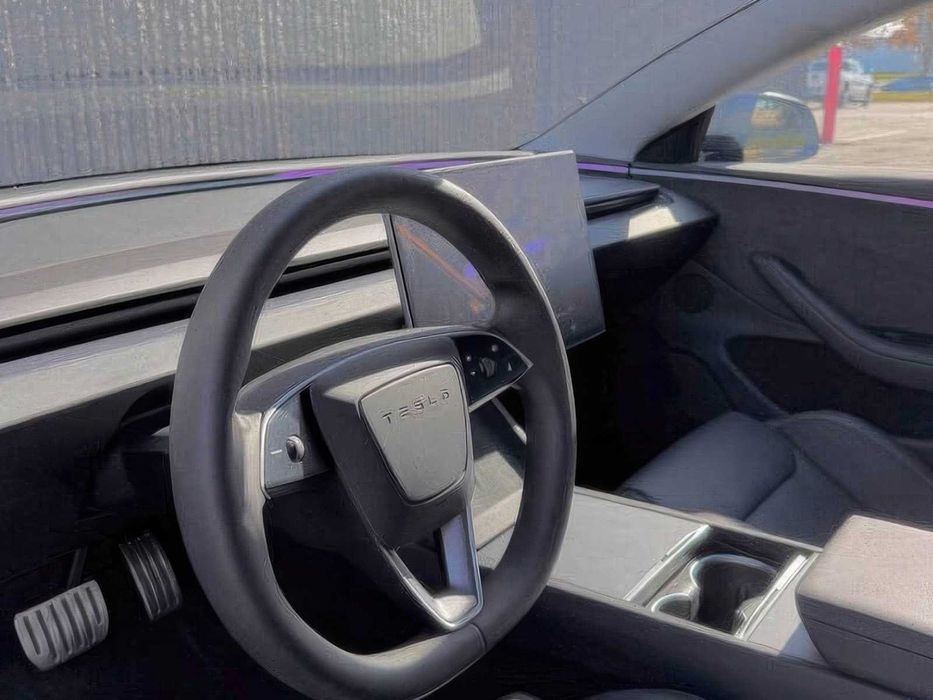 Tesla Model 3      2024