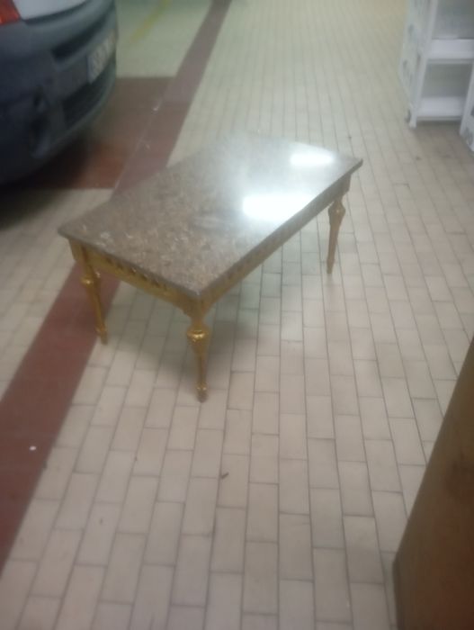 Mesa de centro, com tampo em mármore e estrutura em madeira maciça dourada