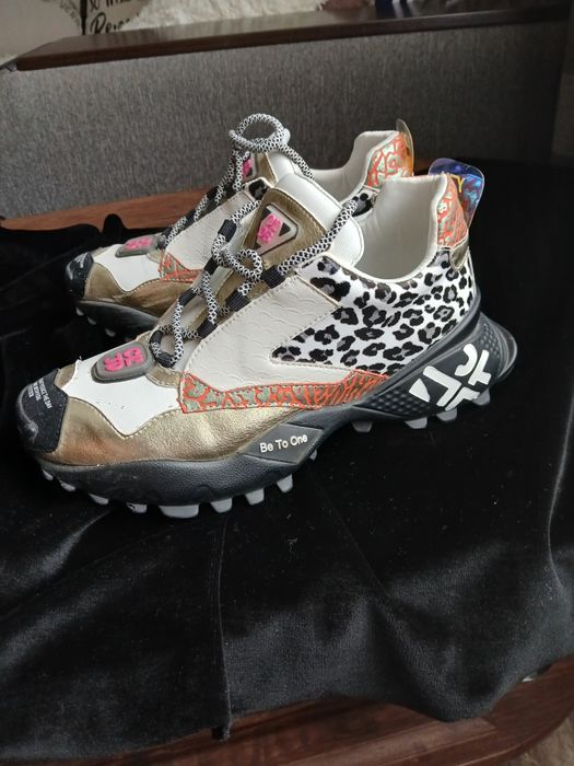 Кроссовки женские