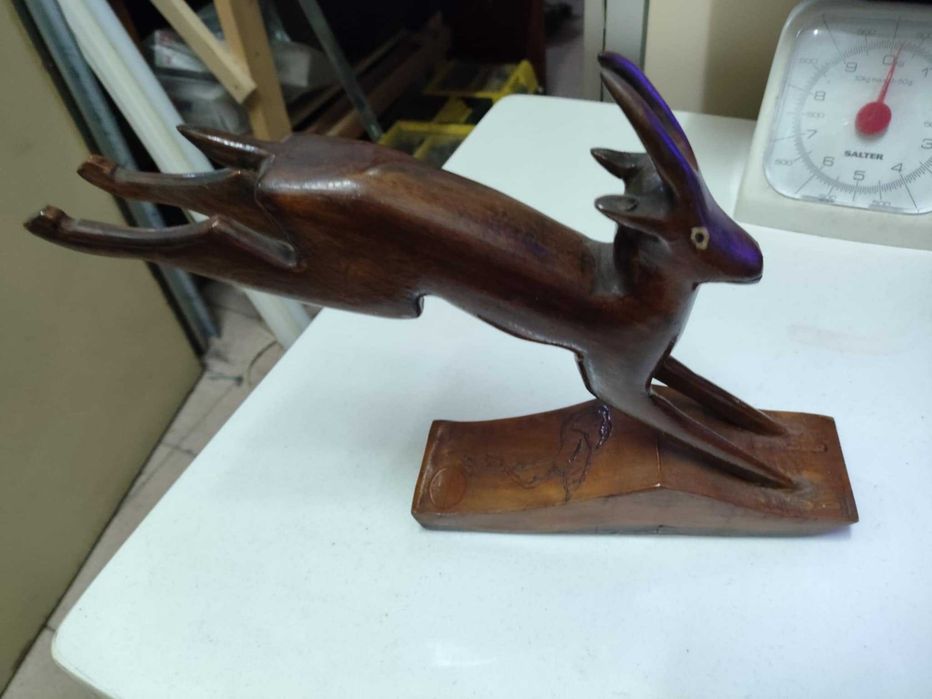 Veado impala feito em madeira a mao antigo