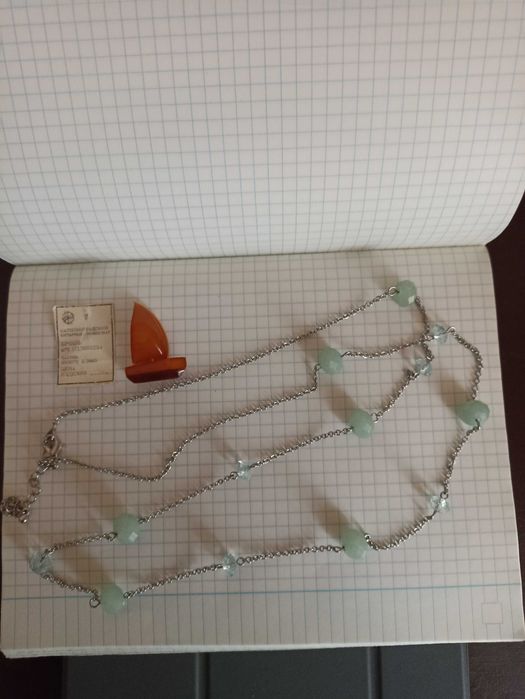 Брошь . Янтарь. Бусы урановое стекло. Винтаж.