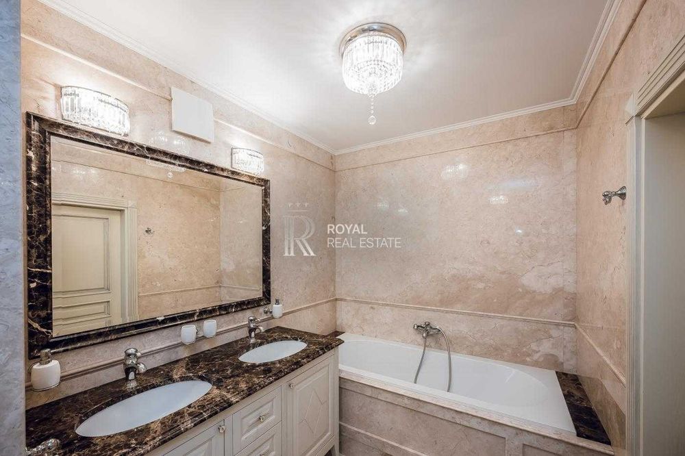 Продаж 3-кімнатної квартири Київ ЖК Космополітен 117 м² 9 поверх преміальний ремонт меблі з масиву дерева паркетна дошка охорона