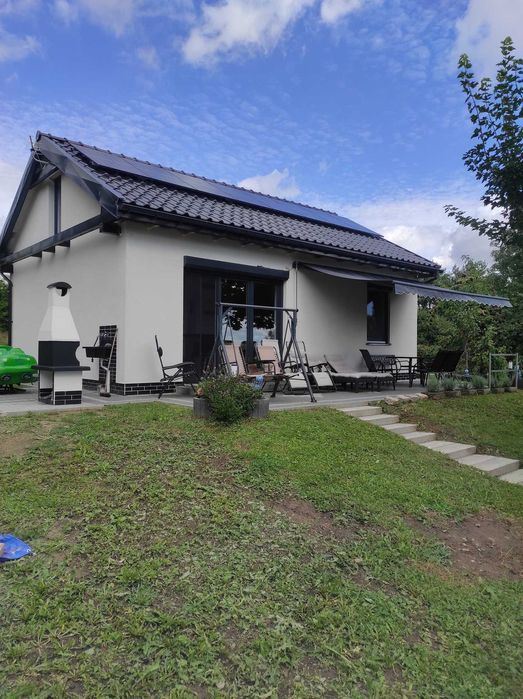 wynajem domku nad jeziorem z plażą i pomostem