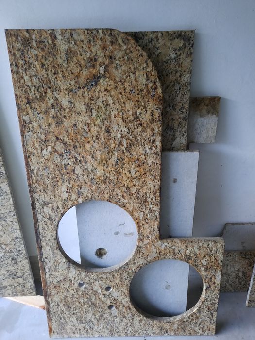 Granit grecki z oczkiem