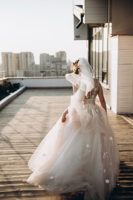 Весільна сукня рожева