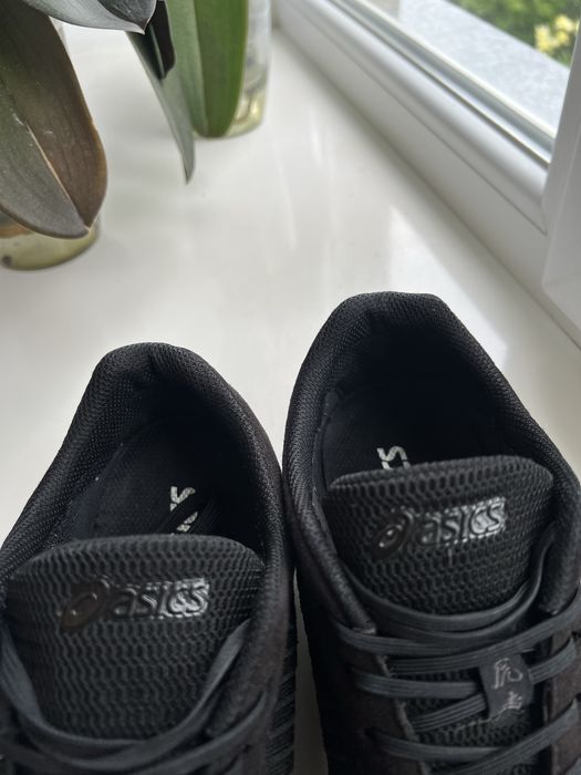 Кросівки asics.