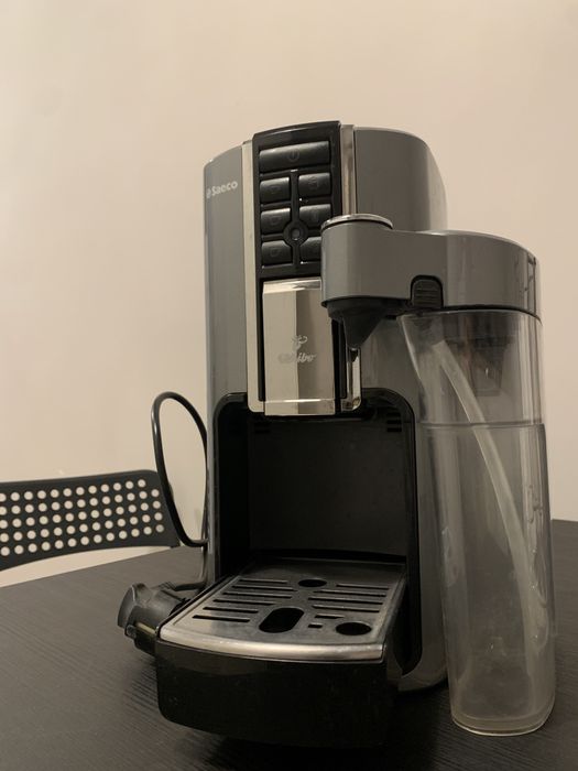 Ekspres tchibo cafissimo late + stojak na kapsulki