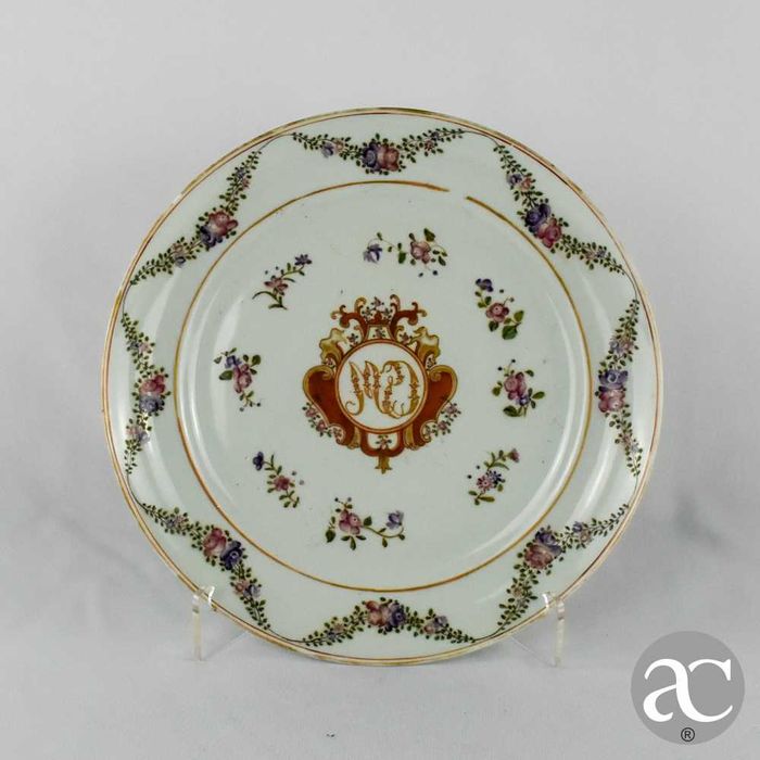 Par de pratos porcelana China, monograma, Reinado Qianlong 1736 a 1795