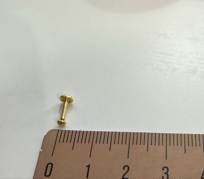 Dwa pojedyncze kolczyki złote na śrubke do ucha lub nosa