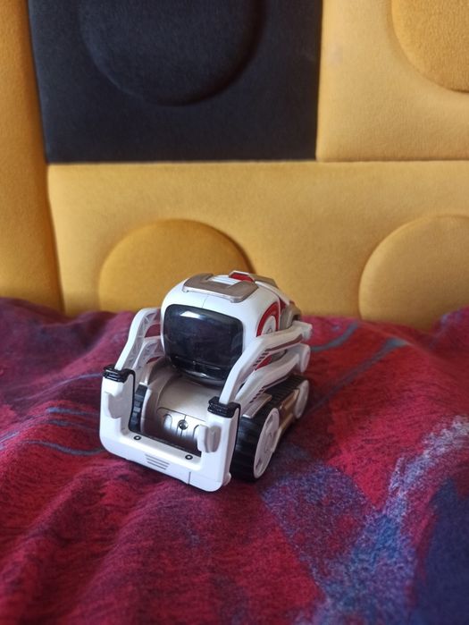 Cozmo inteligentny robocik