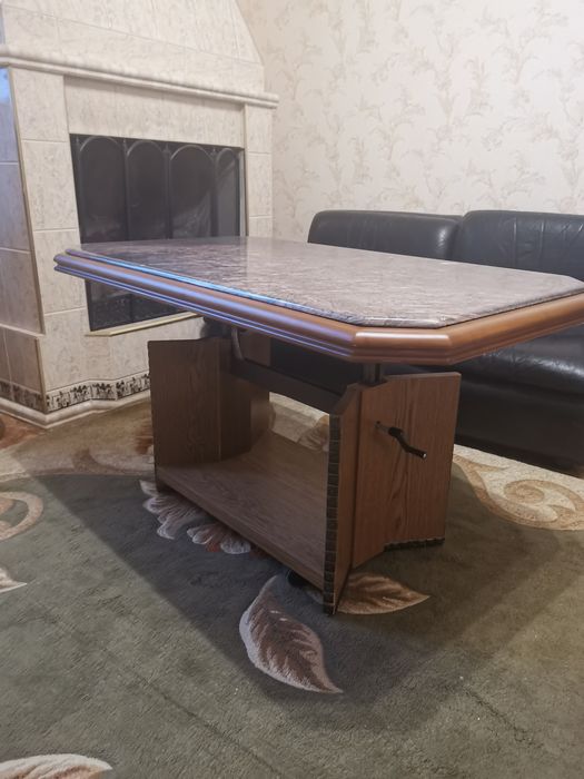 Журнальный стол с мраморной столешницей из  Бельгии.