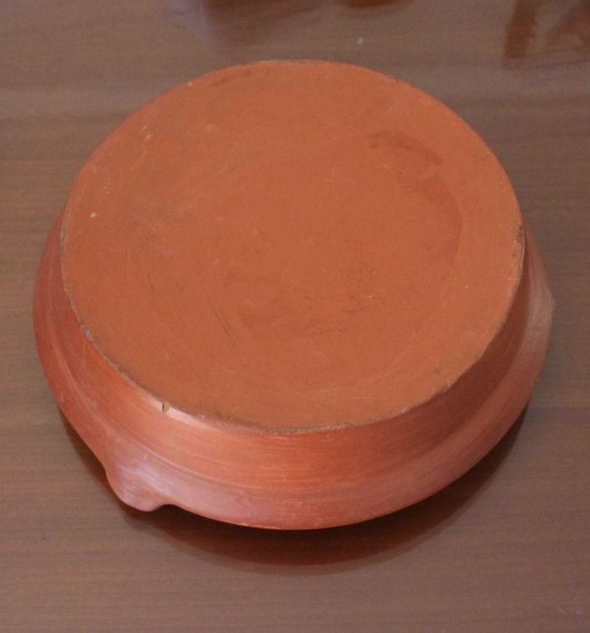 Cinzeiro de barro com o brasão da Pousada Rainha Santa Isabel