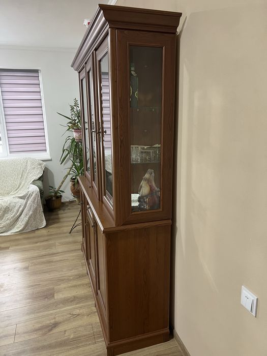 Сервант у вітальню