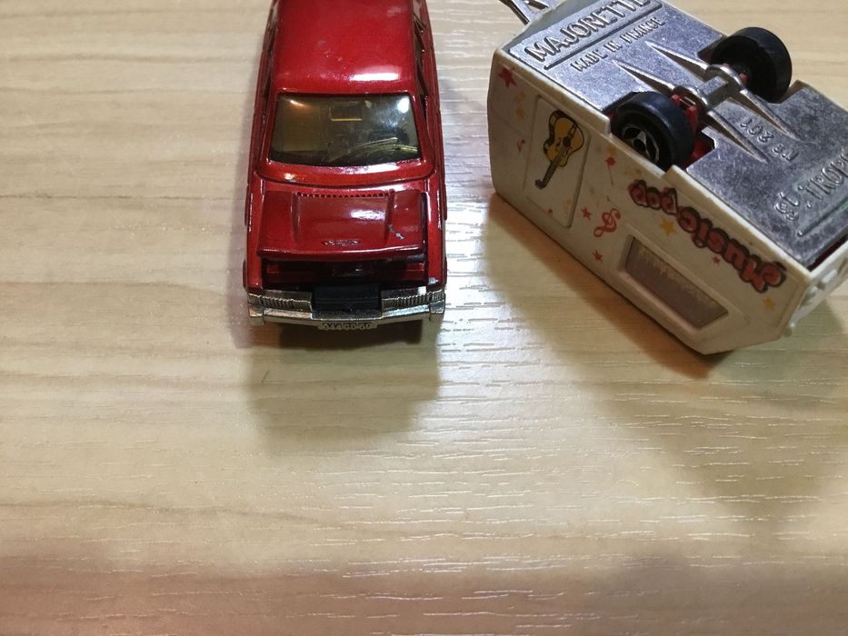 Miniaturas antigas Majorette Peugeot 604 e caravana St. tropez
