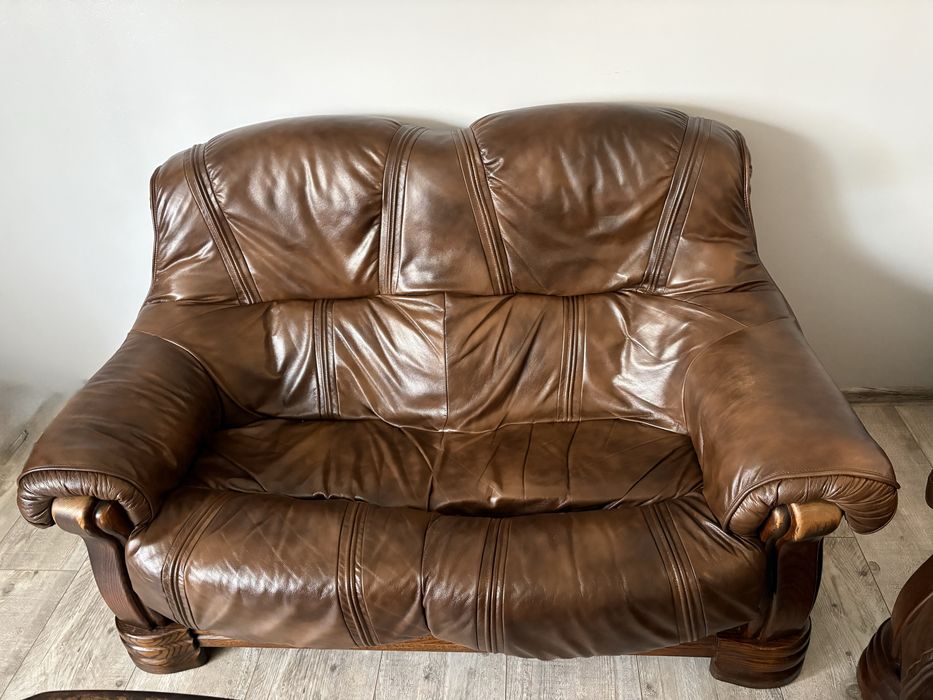 Komplet wypoczynkowy skórzany brazowy + stol drewniany