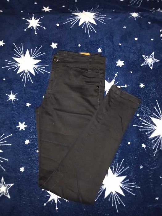 Czarne spodnie rurki - House