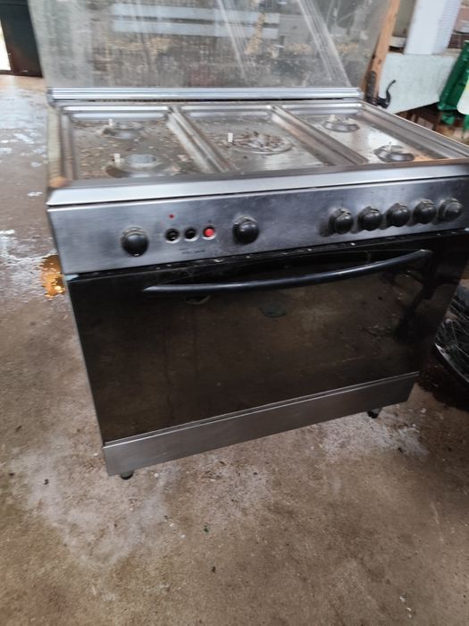 Fogão de 5 bicos a funcionar e está para gás canalizado