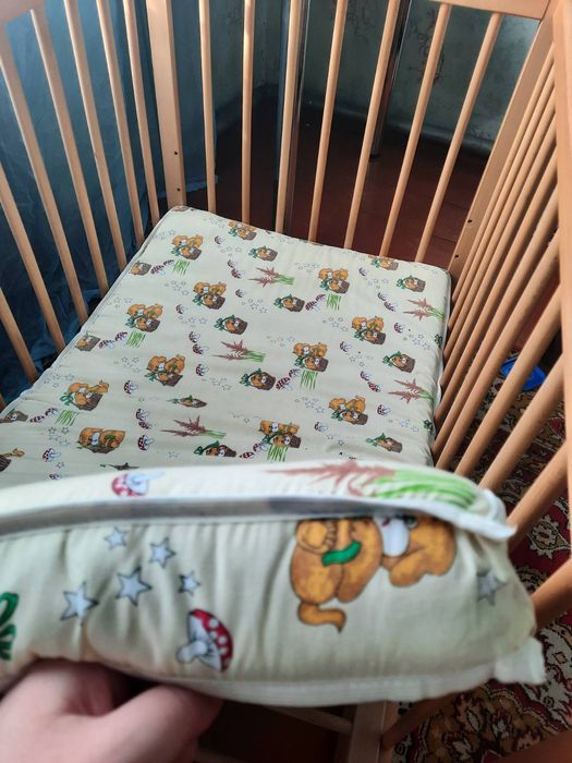 Дитяча кроватка.