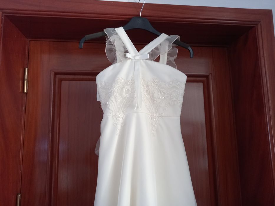 Vestido novo de comunhão de menina