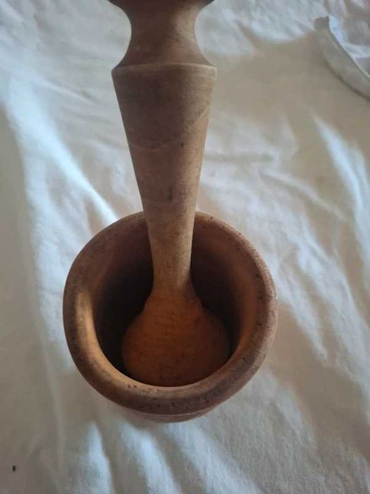 Almofariz com pilão em madeira estilo rústico/tradicional