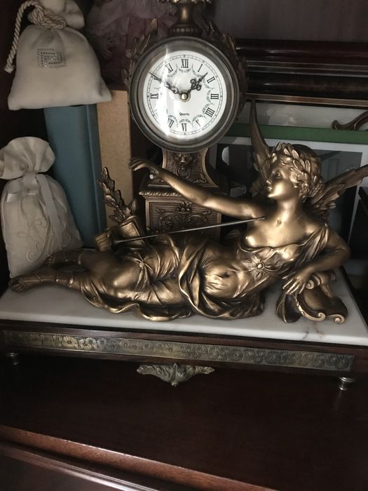 Relogio e anjos decorativos