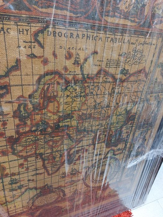 Grande quadro representando o mapa mundo, em serapilheira  

1,40