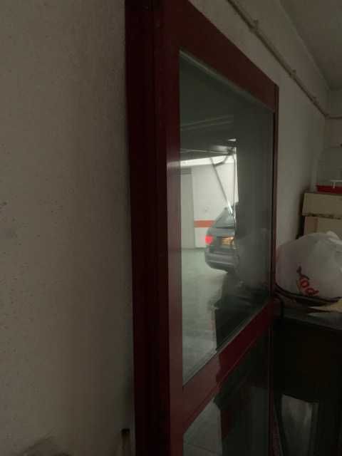 1 Porta de correr em alumínio com vidros duplos