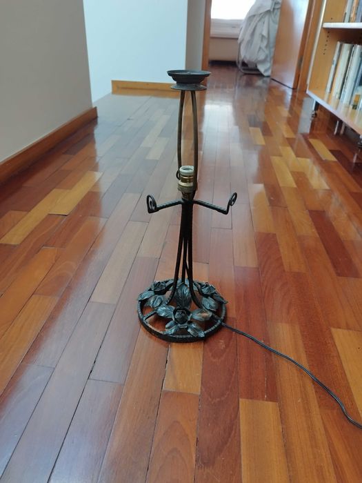 Base de candeeiro em latão trabalhado, feito por artesão.