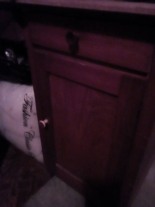 Продаються б/у 2 крісла, письмовий та гостинний стіл