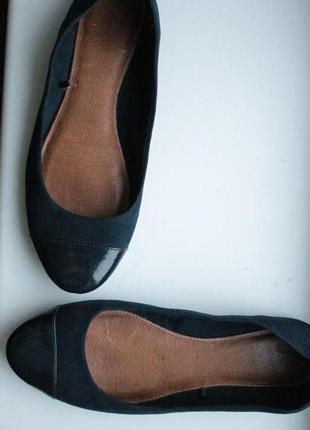 Классические черные балетки туфли на низком ходу с лаковой вставкой