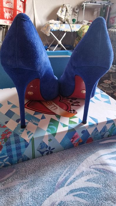 Продам женские замшевые туфли 37